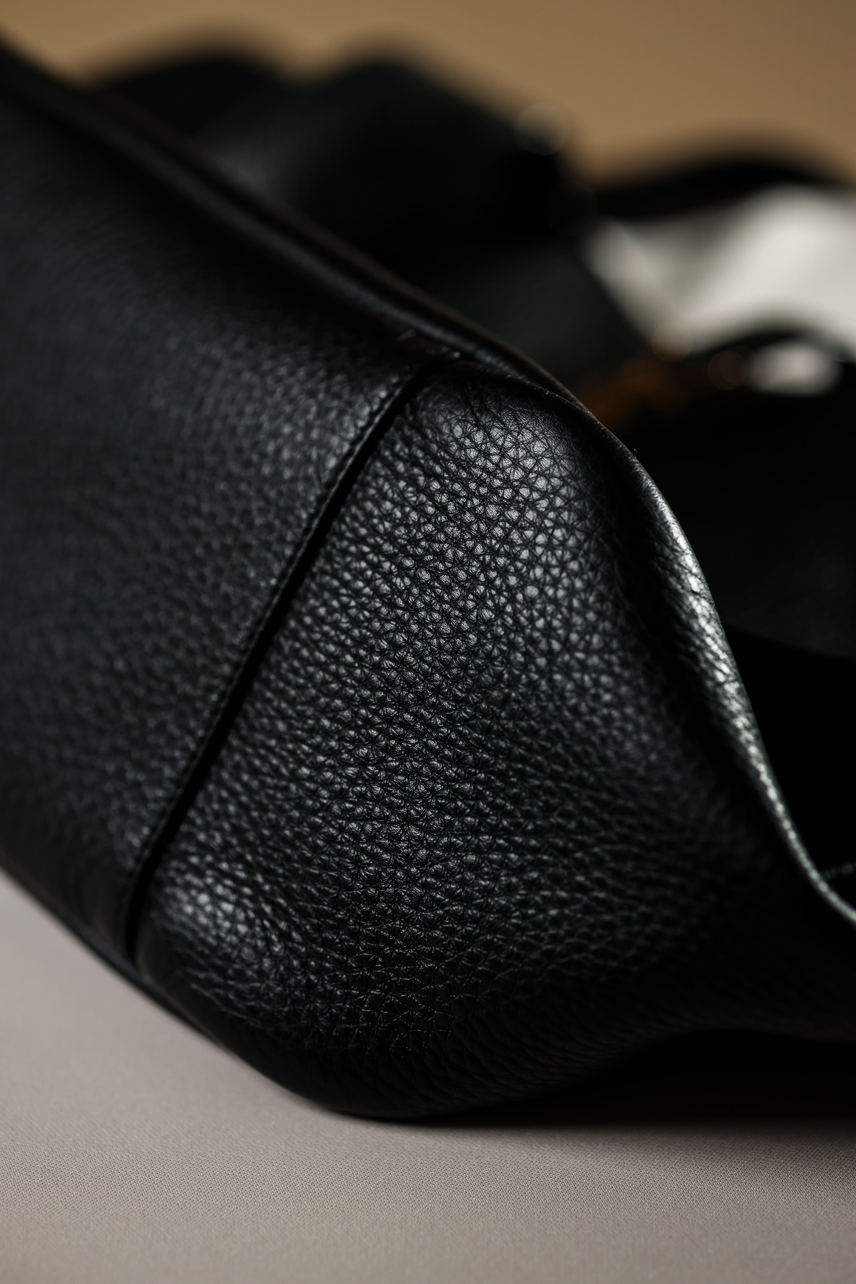 Saint Laurent Le 5 À 7 Bea leather tote bag
